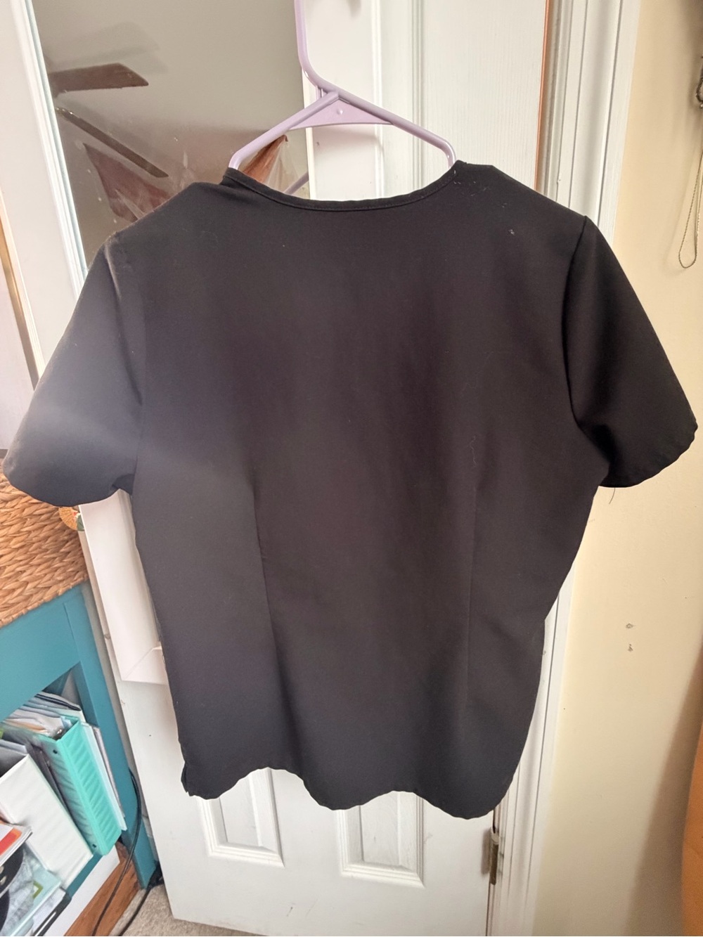 FIGS women’s Black V-Neck Top - Picture 3 of 3